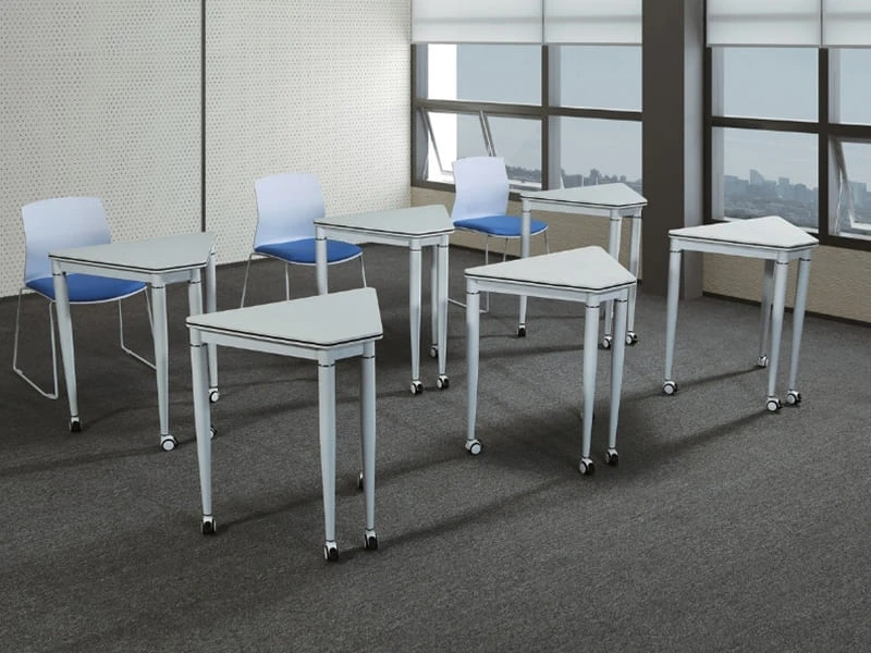 Mesa de entrenamiento modular triangular para espacios de reuniones
