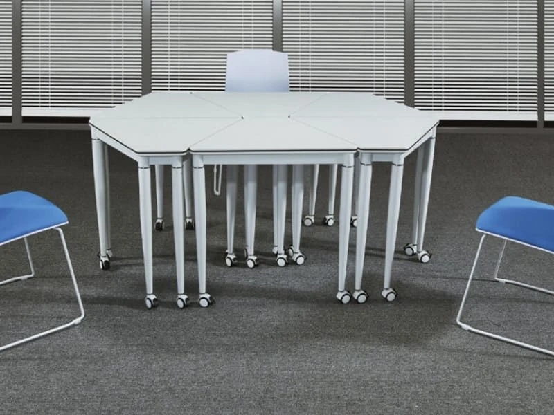 Mesa de entrenamiento modular triangular para espacios de reuniones