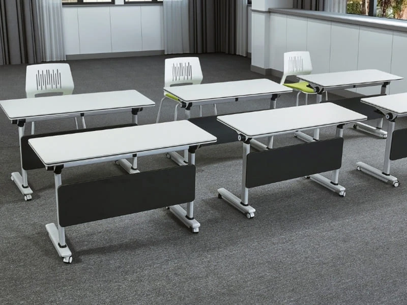 Mesa de entrenamiento asequible con tapa abatible y ruedas bloqueables