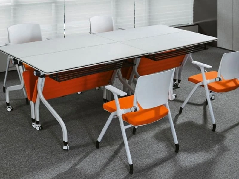 Mesa de entrenamiento abatible que ahorra espacio y con ruedas bloqueables