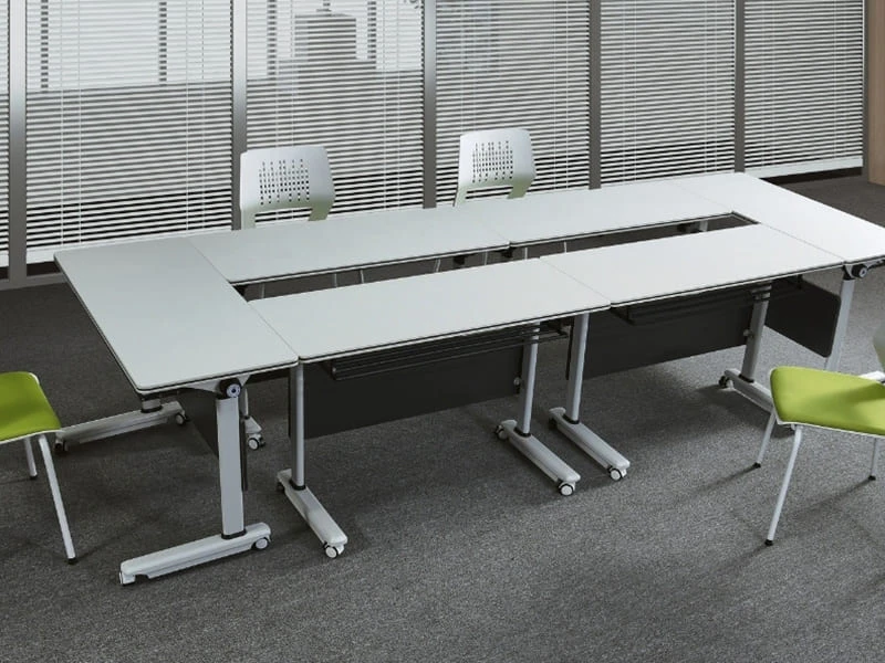 Mesa de entrenamiento asequible con tapa abatible y ruedas bloqueables