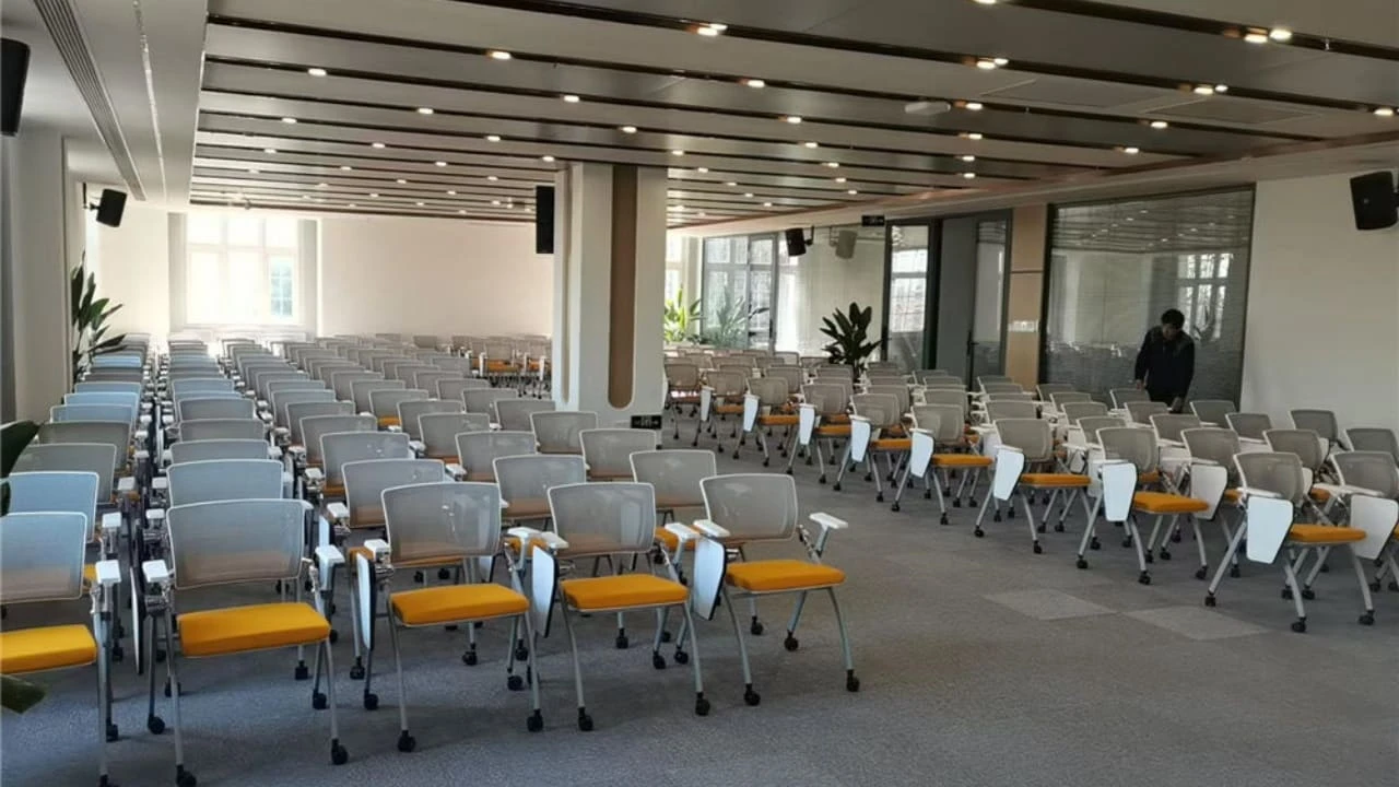 Proyecto de mobiliario de oficina de LINRAY para una empresa l&iacute;der en recursos humanos en Tailandia