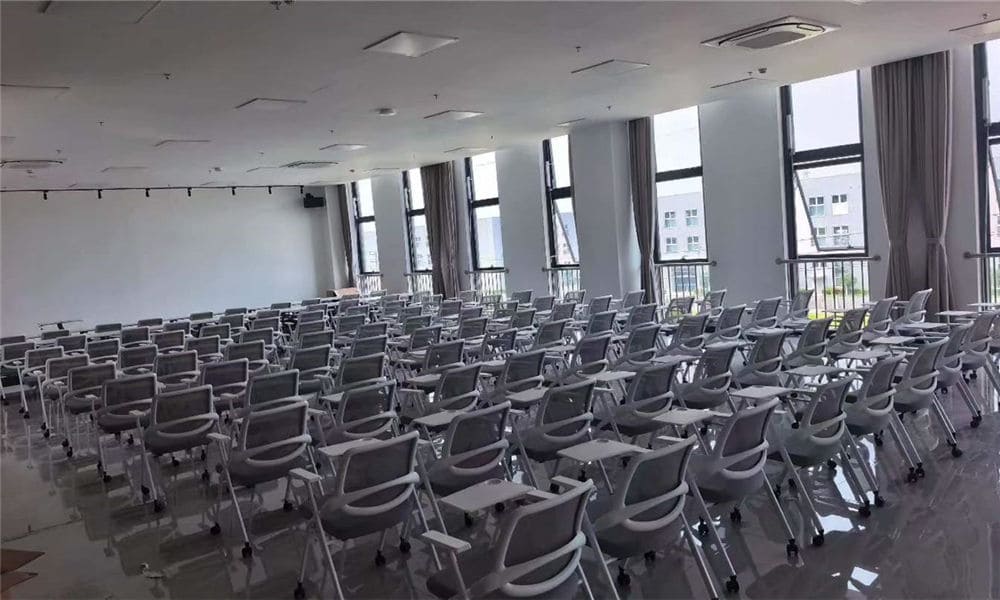 Proyecto de mobiliario de oficina LINRAY para una empresa líder en recursos humanos en Tailandia 